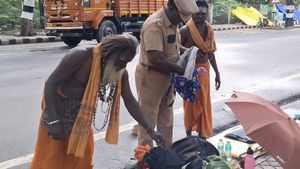 திருவண்ணாமலை கிரிவலப்பாதையில்.. சாமியார்களிடம் போலீசார் அதிரடி சோதனை.. கஞ்சா உள்ளதா? என விசாரணை 