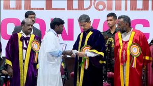 வீட்டு வேலை செய்ய சொல்றாங்க சார்.. ஆளுநரிடம் மனு அளித்த மாணவர்.. பட்டமளிப்பு விழா மேடையில் பரபரப்பு 