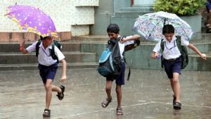 கதிகலங்க வைக்கும் மழை.. மேலும் 2 மாவட்டங்களில் பள்ளி, கல்லூரிகளுக்கு விடுமுறை! எங்கே தெரியுமா? 
