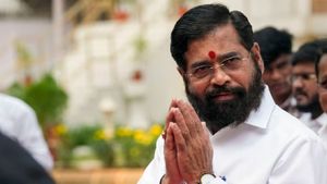  தேர்தல் அறிவிப்புக்கு சில நிமிடங்கள் முன்பாக “தீபாவளி” போனஸ் அறிவித்த மகாராஷ்டிரா முதல்வர் ஷிண்டே!