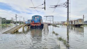  சென்னை கனமழையால் தண்டவாளங்களில் மழைநீர்.. 4 ரயில்கள் ரத்து.. தெற்கு ரயில்வே முக்கிய அறிவிப்பு!