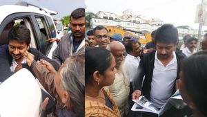  ஓய்வின்றி ஆய்வு.. சுற்றிச் சுழன்ற உதயநிதி ஸ்டாலின்.. வாஞ்சையாக கன்னத்தை கிள்ளி முத்தமிட்ட பெண்மணி!