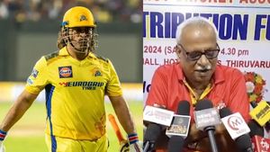 சிஎஸ்கேவில் தோனி விளையாடுவாரா? தக்கவைக்கப்படும் வீரர்கள் யார்? இடியை இறக்கிய காசி விஸ்வநாதன் 