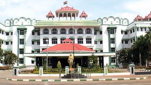 டிஎன்பிஎஸ்சி குரூப் 1 தேர்வில் முறைகேடு.. 4 பல்கலைக்கழகங்களில் ரெய்டு நடத்தலாம்.. ஹைகோர்ட் அதிரடி 