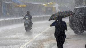 அடுத்த 2 மணி நேரம்.. குடையை ரெடியா வச்சுக்கோங்க! சென்னை டூ குமரி வரை 15 மாவட்டங்களுக்கு கனமழை அலர்ட்