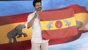 வெற்றிக்கழகம் மாநாட்டு திடலிலேயே அமர்ந்து மது அருந்திய தொண்டர்கள்! என்னமா இப்படி பண்றீங்களேமா! 