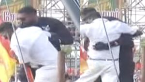 விஜய் வரும் நேரம்.. திடீரென மேடை ஏறிய தொண்டர்! பவுன்சர் செய்த காரியம்.. பதறிய நிர்வாகிகள்.. பரபரப்பு