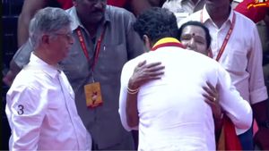 பேசுவதற்கு முன்பு டக்கென மேடையை விட்டு இறங்கிச் சென்ற விஜய்.. தாய், தந்தையை கட்டியணைத்து நெகிழ்ச்சி!