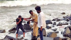 பாண்டி மெரினா கடலில் தென்பட்ட உருவம்.. விழுந்தடித்து ஓடிய புதுச்சேரி போலீஸ்.. கிட்ட போய் பார்த்தால்?