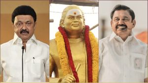 பசும்பொன்னில் ஸ்டாலின் - எடப்பாடி.. முத்துராமலிங்க தேவர் நினைவிடத்தில் நேரில் மரியாதை