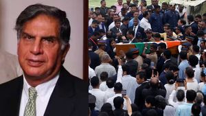 ரத்தன் டாடா உடலுக்கு அஞ்சலி செலுத்த அலைமோதிய மக்கள்.. கூட்டத்தை கட்டுப்படுத்த போலீசார் லேசான தடியடி 