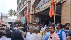 கரூரில் சீமான் தங்கிய ஹோட்டல் முன் போலீஸ் குவிப்பு.. ஏராளமான நாம் தமிழர் கட்சியினர் திரண்டதால் பரபர!