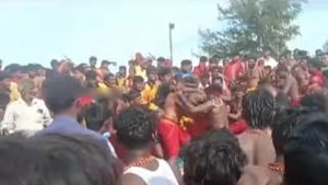 குலசேகரன்பட்டினத்தில் பக்தர்கள் இடையே பயங்கர மோதல்.. கடற்கரையில் நடந்த ஷாக் சம்பவம்.. வெளியான வீடியோ 