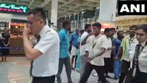  ரியல் ‘நாம ஜெயிச்சிட்டோம் மாறா' சம்பவம்! சிக்கலில் சிதறாத கவனம்! 141 உயிர் காத்த குலசாமிகள் இவங்க.!