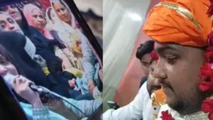 விசா கிடைப்பதில் சிக்கல்.. பாகிஸ்தான் பெண்ணை வீடியோ காலில் திருமணம் செய்த பாஜக பிரமுகரின் மகன்! 