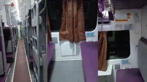  அன்ரிசர்வ் ரயிலில் யார் பாருங்க.. டிக்கெட் எடுத்தும் இப்படியா? திருப்பூர் உட்பட தமிழகமே திணறுதே 