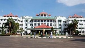 நீர்நிலையை ஆக்கிரமித்து கட்டிடம் கட்ட அனுமதி தந்த அதிகாரிகள்.. மறக்க முடியாத தண்டனை கொடுத்த ஐகோர்ட்