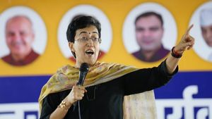 டெல்லி முதல்வர் பங்களாவுக்கு சீல்.. அதிஷியின் உடைமைகள் வெளியேற்றம்.. பின்னணியில் ஆளுநரா? பரபரப்பு 