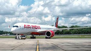 வெடிகுண்டு மிரட்டலால் பதறிய பயணிகள்.. மும்பை - நியூயார்க் சென்ற விமானம் டெல்லியில் தரையிறக்கம் 