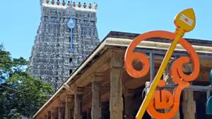 திருச்செந்தூரில் கோயிலில் ஆயிரக்கணக்கில் கட்டணமா? ஏழைகள் எப்படி தரிசனம் செய்வர்?: ஹைகோர்ட்