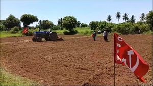 திருவண்ணாமலையில் போராடி மீட்கப்பட்ட பஞ்சமி நிலம்.. செங்கொடியுடன் விவசாயத்தில் இறங்கிய தலித் மக்கள்!