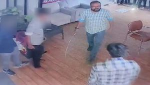 பதறவைத்த வீடியோ! மாணவர்கள் மீது கொடூர தாக்குதல்! நெல்லை நீட் பயிற்சி மைய உரிமையாளர் மீது 3 வழக்குகள்