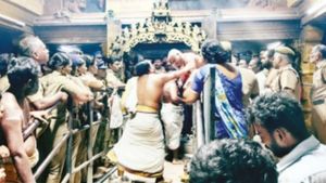 உவரி சுயம்புலிங்க சுவாமி கோவில் அறங்காவலருடன் மோதல்.. பூட்டு போட்ட அர்ச்சகர்கள்.. போலீஸ் குவிப்பு!