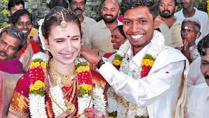 பிரான்ஸ் பெண்ணை கரம் பிடித்த தேனி இளைஞர்..  தமிழ் கலாசார முறைப்படி நடந்த திருமணம் 