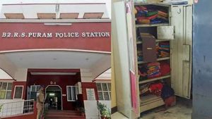 கோவையில் ஓட்டல் உரிமையாளர் வீட்டில் 60 பவுன் தங்க நகை கொள்ளை.. பட்டப்பகலில் பெரிய ஸ்கெட்ச் 