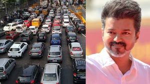 முடங்கிய விக்கிரவாண்டி டோல்கேட்.. தவெக தொண்டர்களால் 13 கிமீ அணிவகுத்த வாகனங்கள்.. கடும் நெரிசல் 