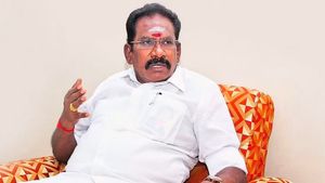திமுகவும், ஆளுநரும் காதலர்கள் போல இருக்கின்றனர், இது என்ன தேனிலவா.. செல்லூர் ராஜூ அட்டாக் 