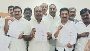 ரத்தத்தின் ரத்தமே.. தேவர் ஜெயந்திக்கு எடப்பாடி வரணும்! ரத்தத்தில் கைநாட்டு வைத்து பறந்த கோரிக்கை! 