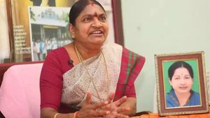 அரசியலுக்கு வரவங்க எல்லாம் எம்ஜிஆர் ஆகிவிட முடியுமா? அட்டாக்கை ஆரம்பித்த அதிமுக வளர்மதி 