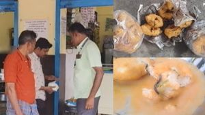 பிரான் வடை கேள்விப்பட்ருக்கேன்.. இது என்ன பூரான் வடை! குமட்டிக் கொட்டிய குழந்தை.. கொந்தளித்த தாய்..!