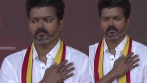  “சமூகநீதி பாதையில் பயணிப்பேன்..” தவெக தொண்டர்களுடன் உறுதிமொழி ஏற்றுக்கொண்ட விஜய்! 