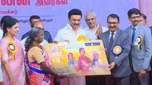 மகளிர் உரிமை தொகை.. 'விரைவில் விடுப்பட்ட குடும்ப தலைவிகளுக்கு'.. வருவாய் துறை அதிகாரிகள் குட்நியூஸ் 