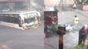  அலறிய பயணிகள்.. கோவையில் மழைநீரில் மூழ்கிய பேருந்து.. ஓடி வந்த தீயணைப்பு படை.. மீட்கப்பட்டது எப்படி?