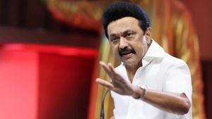 மகளிர் உரிமை தொகை போல்.. மாதம் 1000 ரூபாய் தரும் தமிழக அரசு.. யாரெல்லாம் விண்ணப்பிக்கலாம்? 