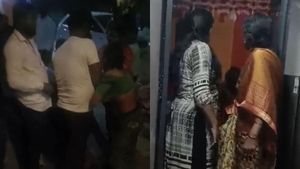 அடிக்கடி வந்து சென்ற ஆண்கள்.. விபசார புகாரில் தாய் - மகளின் ஆடைகளை கிழித்து அவமானப்படுத்திய மக்கள் 
