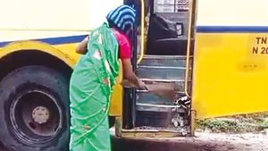 இதுதான் மாஞ்சோலை மக்களின் மனசு.. திருநெல்வேலி அரசு பேருந்தில் தமிழரசி செயலுக்கு குவியும் பாராட்டு 
