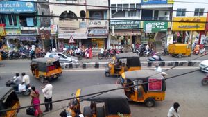 தேனி ஸ்வீட் கடையை திறந்த போது.. உள்ளே இருந்து வந்த குறட்டை சத்தம்.. எழுப்பினால் ட்விஸ்ட் 