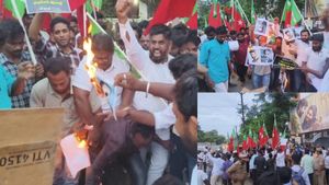  இஸ்லாமியர்கள் என்ன தீவிரவாதிகளா? சிவகார்த்தியேன், கமல் படங்கள் எரிப்பு! எஸ்டிபிஐ கட்சியினர் கைது!