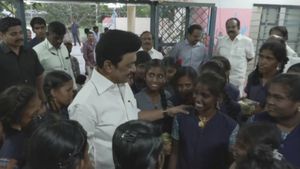  “அப்பான்னு சொன்னதுமே அந்த ஸ்மைல்”.. மாணவி பேச்சைக் கேட்டு அப்படியே பூரித்துப்போன முதல்வர் ஸ்டாலின்!