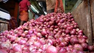 வெங்காயம் விலையை கேட்டாலே கண்ணீர் வருதே! ராக்கெட் வேகத்தில் உயரும் விற்பனை விலை! இல்லத்தரசிகள் ஷாக்!