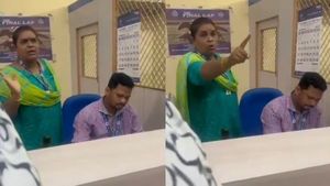 'அறைஞ்சிடுவேன் வெளியே போ'..  திருவாரூர் அருகே  இந்தியன் ஓவர்சீஸ் வங்கி அதிகாரி ஆவேசம்.. வீடியோ 