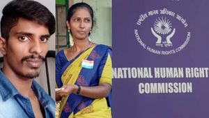 தஞ்சையில் மாணவர்கள் கண் முன்னே குத்தி கொல்லப்பட்ட ஆசிரியை.. தேசிய மனித உரிமை ஆணையத்தில் புகார் 
