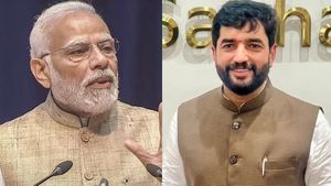 பட்னாவிசுக்கு கட்டம் கட்டும் மோடி? மகாராஷ்டிரா முதல்வராகும் முரளிதர் மோஹோல்? யார் இவர் தெரியுமா? 