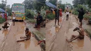  இதுக்கு மேல இறங்க முடியாது! சேதமான சாலை.. சேற்றில் குளித்த மக்கள்! கொஞ்சம் கருணை காட்டுங்க அரசே!