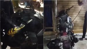 வாகன ஓட்டிகளே உஷார்.. ஈரோட்டில் பைக்கின் சீட்டிற்கு அடியில் கேட்ட உஷ்  உஷ் சத்தம்.. ஓட்டுநர் கலக்கம் 