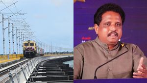 ராமேஸ்வரம் பாம்பன் பாலத்தை என்ன பண்ணி வச்சிருக்கீங்க? ரயில்வே துறையிடம் விளக்கம் கேட்ட சு.வெங்கடேசன் 